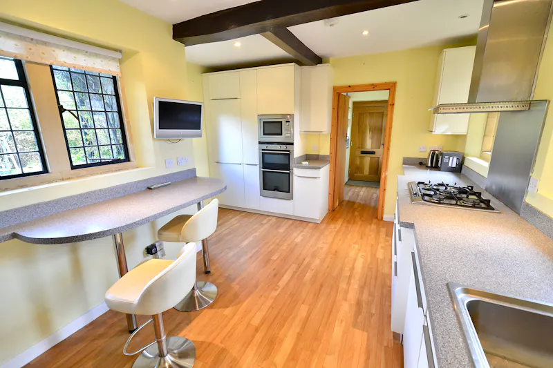 Kitchen at Traditional Tudor House Badsey, M364 (photo 5)