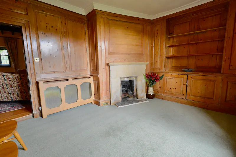Panelling at Traditional Tudor House Badsey, M364 (photo 7)