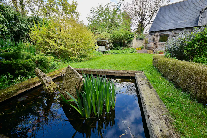 Pond at Traditional Tudor House Badsey, M364 (photo 22)