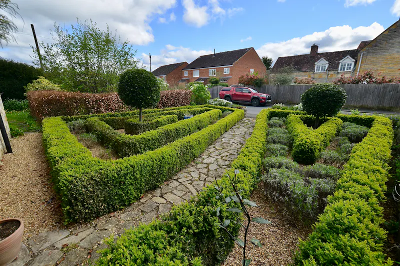 Garden - formal at Traditional Tudor House Badsey, M364 (photo 26)