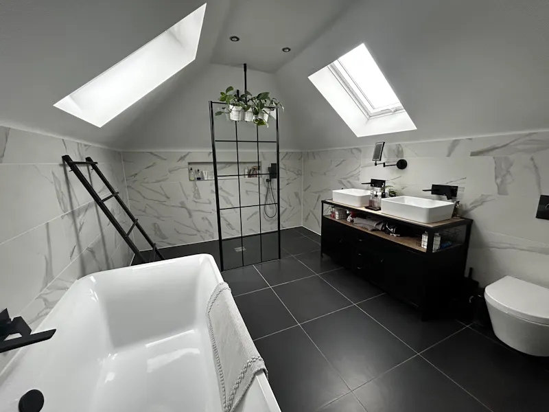 Bathroom at Modern St Albans Home, D2786 (photo 18)