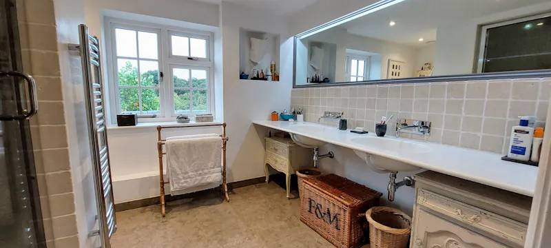 Bathroom at Homely Farmhouse Hampshire, L760 (photo 43)