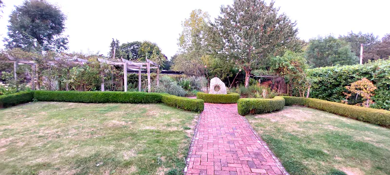 Garden - formal at Homely Farmhouse Hampshire, L760 (photo 46)