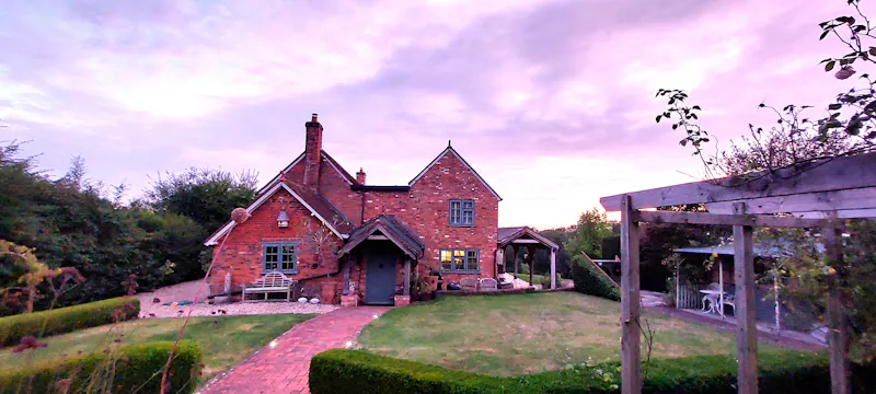 Homely Farmhouse Hampshire, L760 (photo 1)