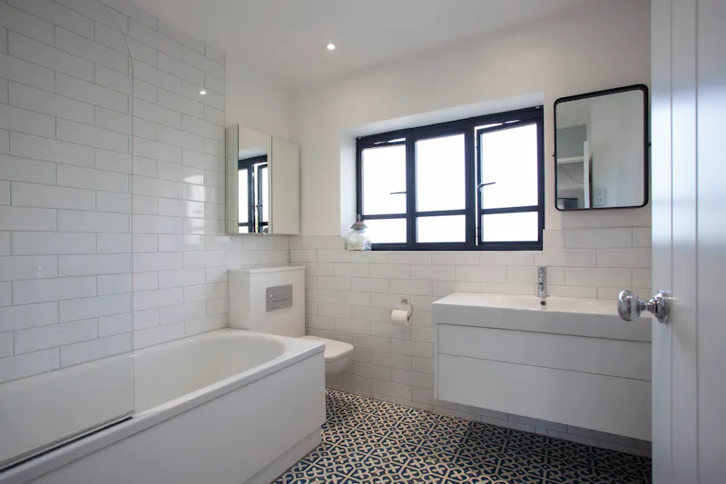 Floor - tiled at Smart Surrey Home, D2791 (photo 17)