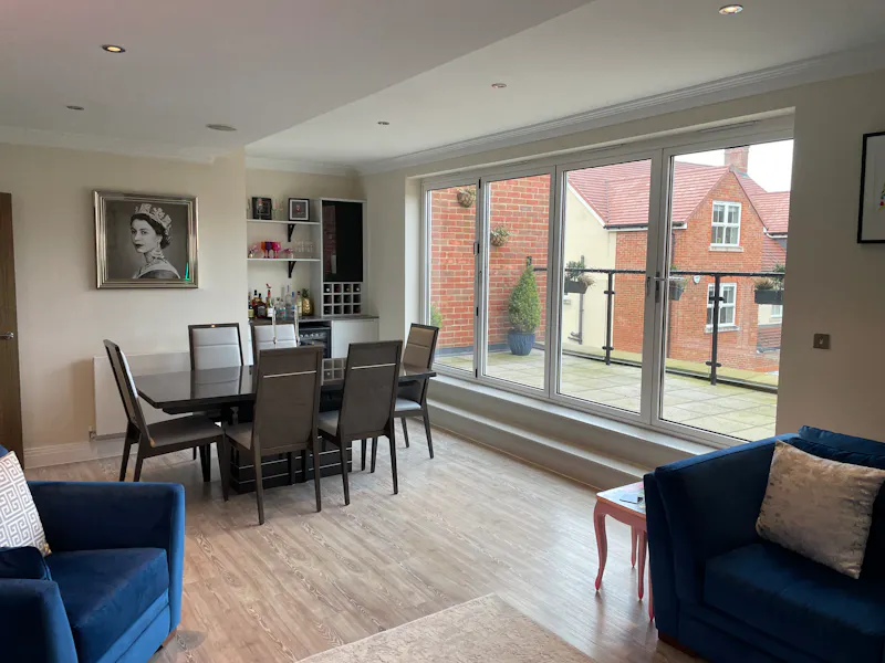 Dining room at Modern flat in Rickmansworth, F1164 (photo 7)