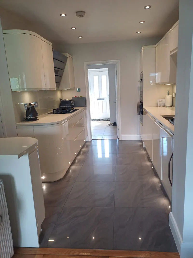 Kitchen at Suburban Home Buckinghamshire, B2054 (photo 4)