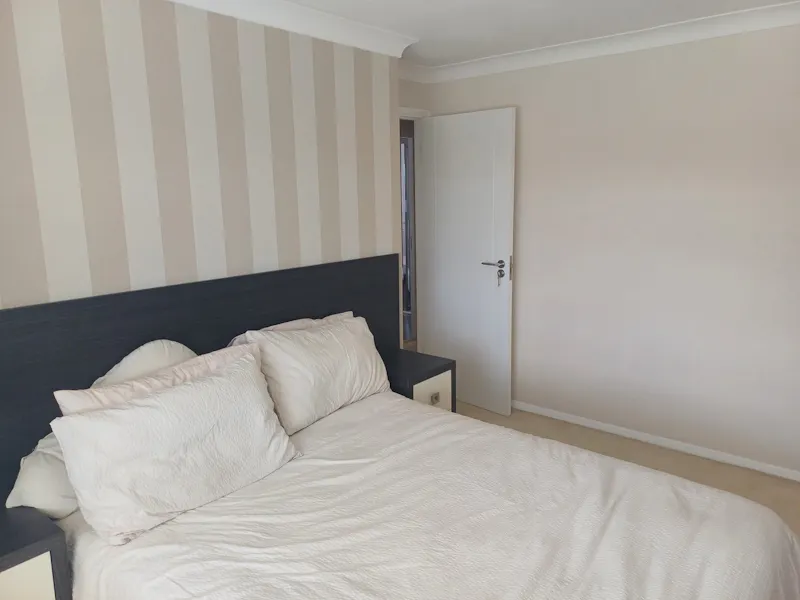 Wallpaper at Suburban Home Buckinghamshire, B2054 (photo 9)
