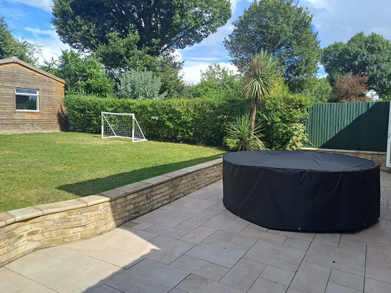 Terrace/Patio at Suburban Home Buckinghamshire, B2054 (photo 18)