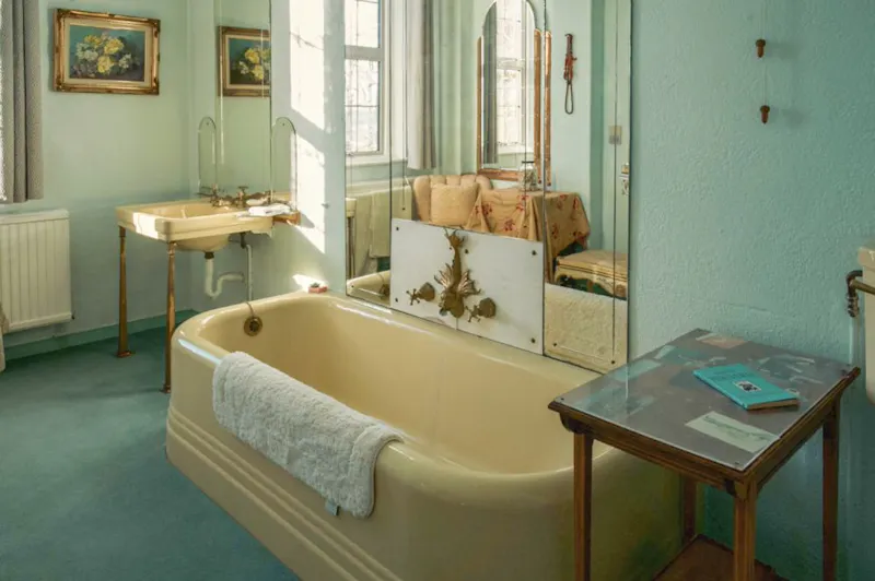 Bathroom at Versatile farm in Wallingford, L716 (photo 9)