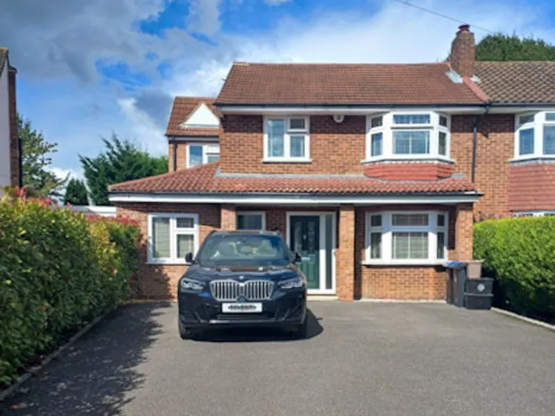 Driveway at Suburban Home Buckinghamshire, B2054 (photo 1)
