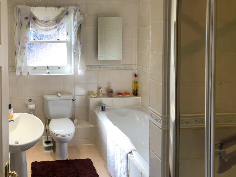Bath at Farnham Royal Modern Mansion, D2411 (photo 18)