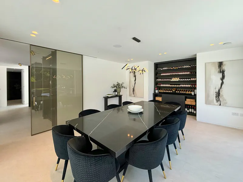 Dining room at Minimalist Mansion Cheshire, K508 (photo 10)
