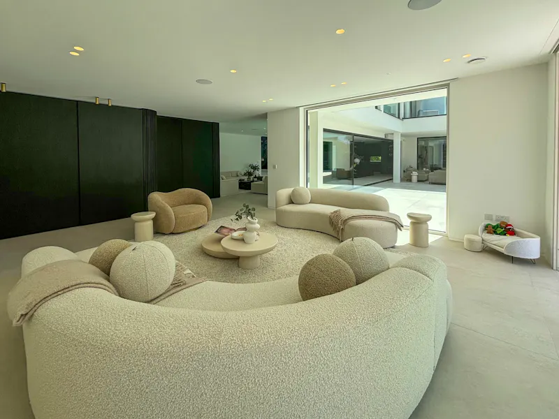 Living Room at Minimalist Mansion Cheshire, K508 (photo 13)