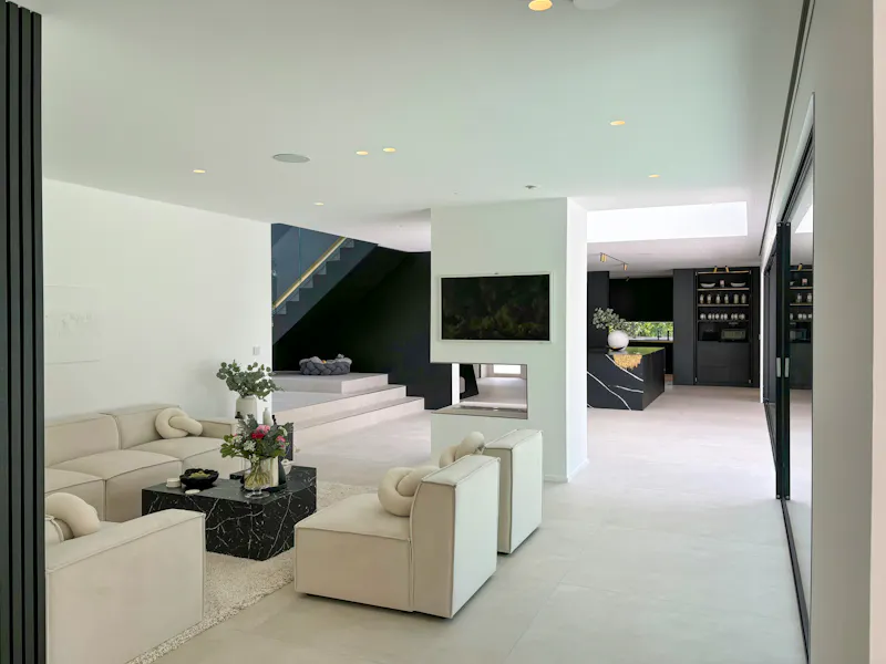 Floor - tiled at Minimalist Mansion Cheshire, K508 (photo 4)