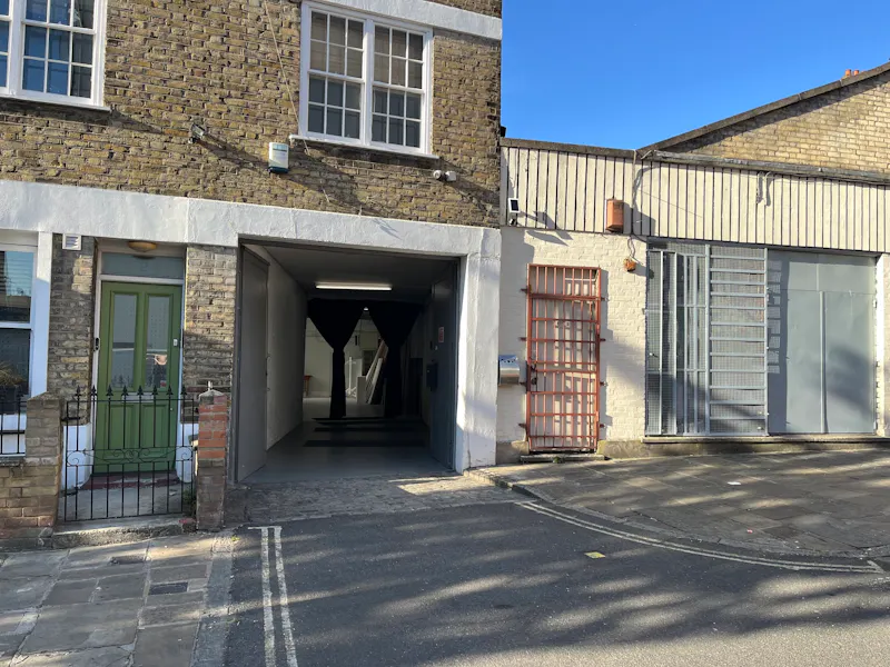 Driveway at White drive-in studio Dalston, N553 (photo 17)
