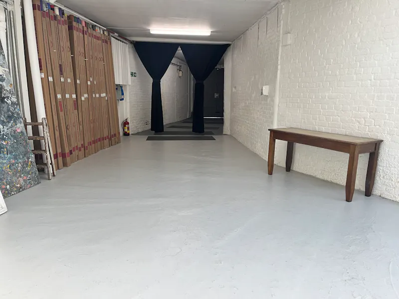 Entrance hall at White drive-in studio Dalston, N553 (photo 15)