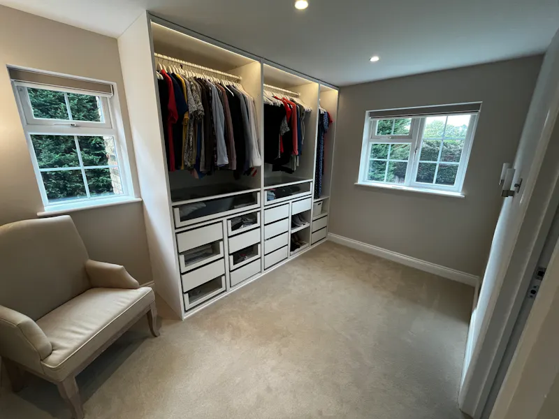 Dressing room at Modern Buckinghamshire Home, D2805 (photo 12)