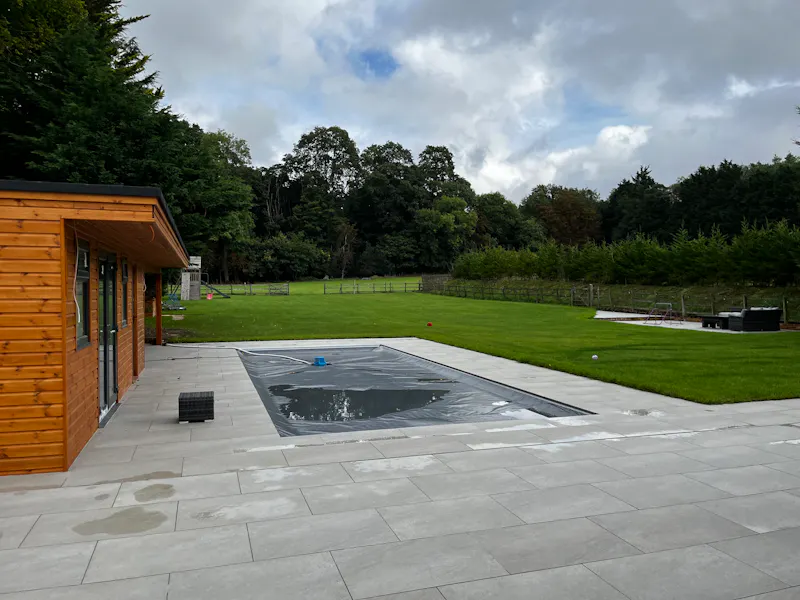 Summer house at Modern Buckinghamshire Home, D2805 (photo 18)