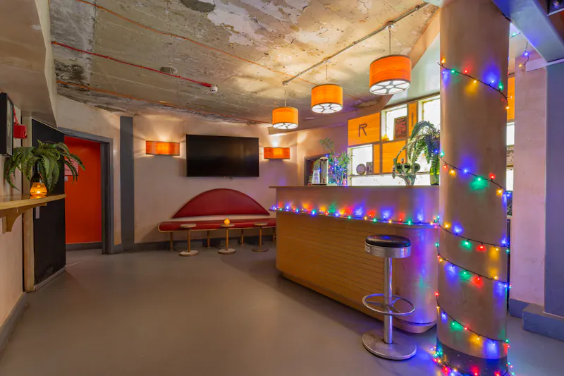 Sitting room at Art Deco-Style Cinema Hackney, P613 (photo 7)