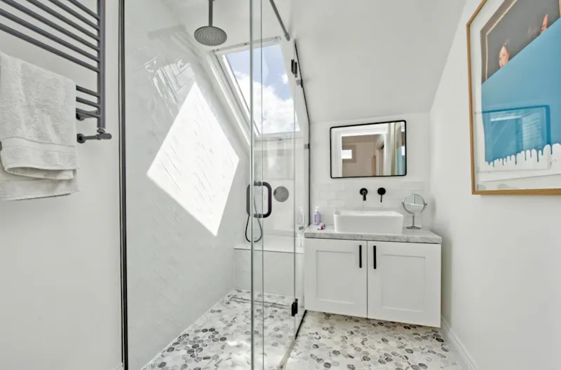 Bathroom at Elegant & cool Harlesden home, E538 (photo 15)