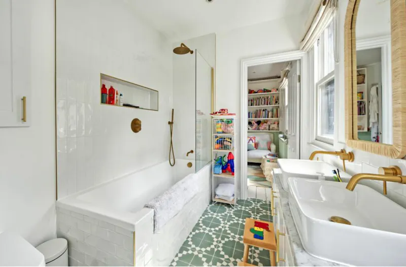 Bathroom at Elegant & cool Harlesden home, E538 (photo 12)