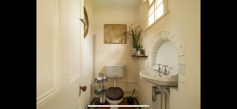 Bathroom at Georgian Townhouse Ashby, A1642 (photo 11)