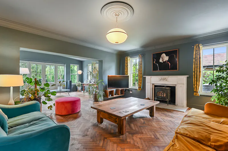 Open plan at Modern Suburban Home Brentwood, D2796 (photo 3)