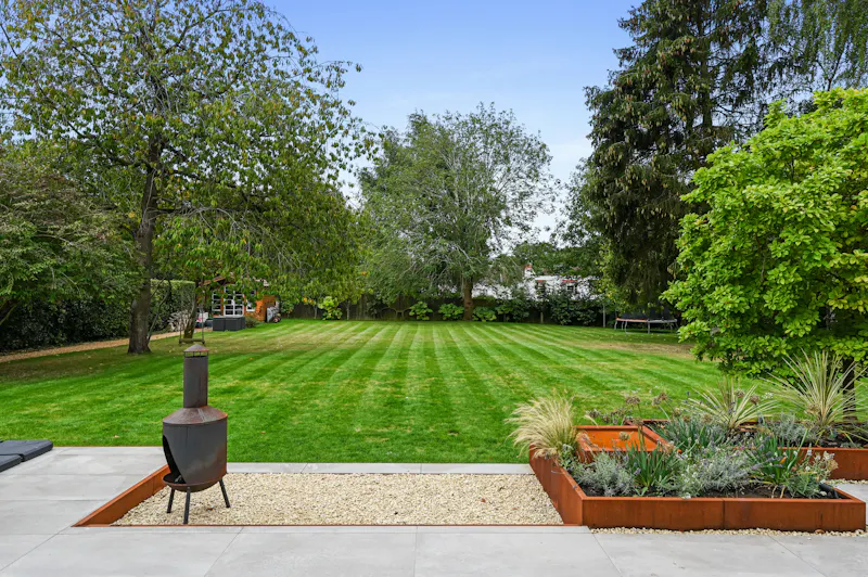 Garden at Modern Suburban Home Brentwood, D2796 (photo 31)