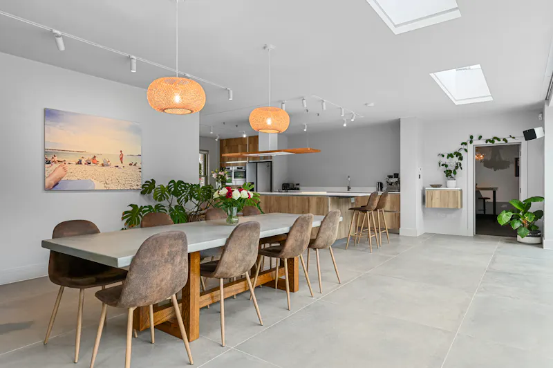 Floor - tiled at Modern Suburban Home Brentwood, D2796 (photo 10)