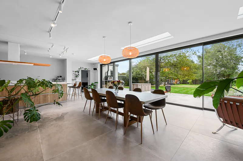 Glass at Modern Suburban Home Brentwood, D2796 (photo 12)