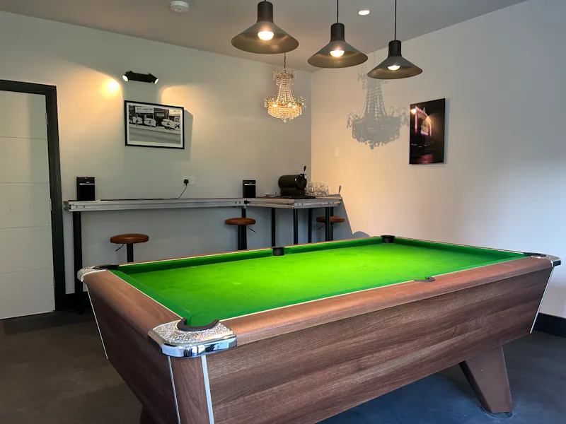 Games room at Modern Suburban Home Brentwood, D2796 (photo 18)