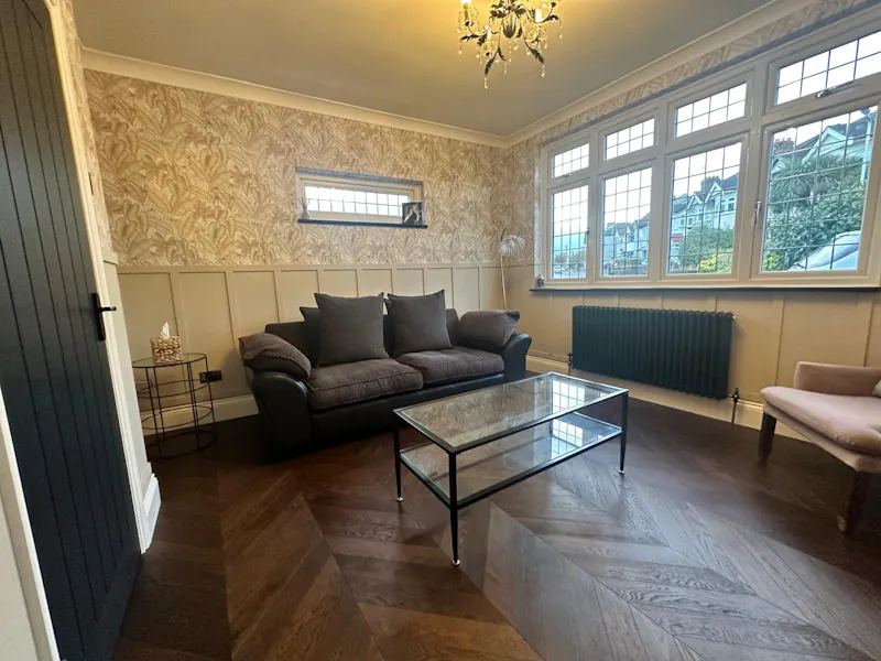 Hornchurch family home, D2800 (photo 6)