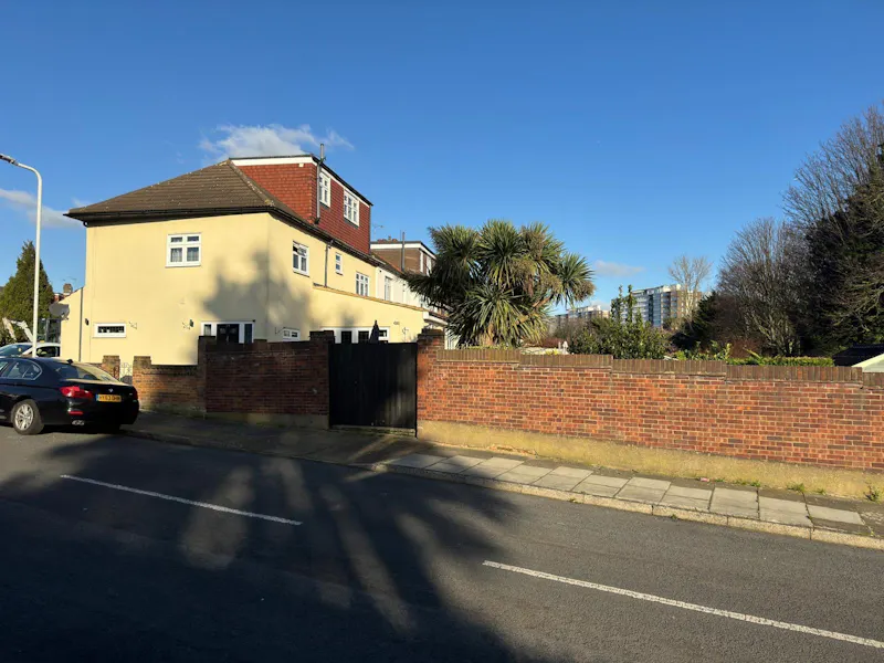Hornchurch family home, D2800 (photo 29)