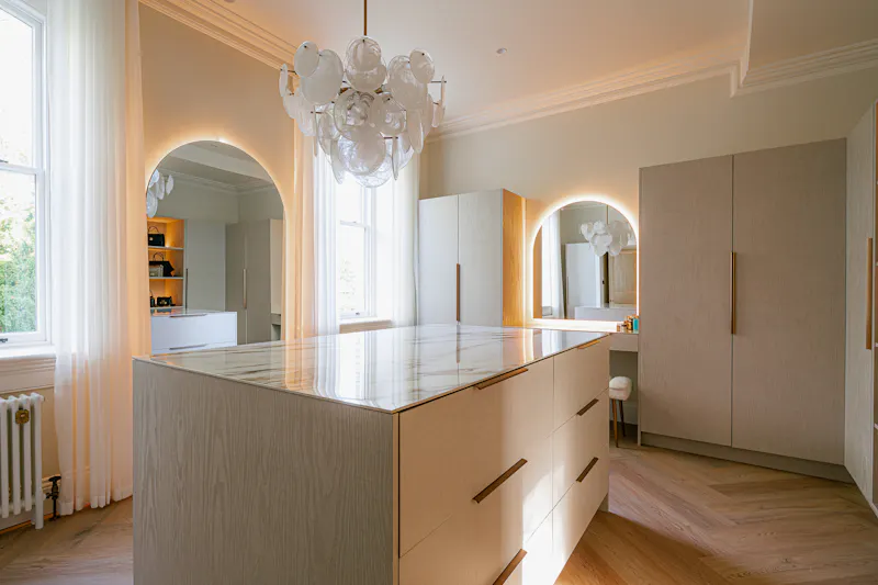 Dressing room at Elegant Merseyside Mansion, B2061 (photo 22)