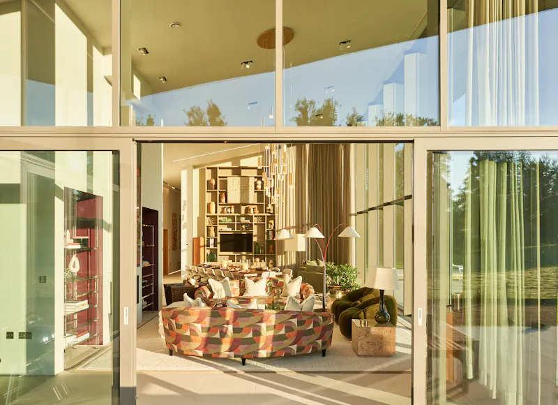 Impressive Waterside Mansion, D2801 (photo 2)