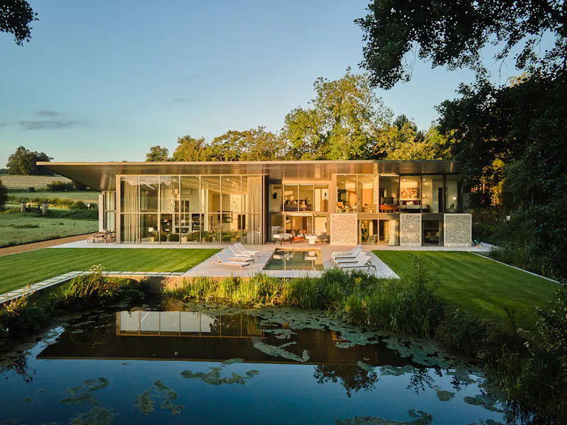 Impressive Waterside Mansion, D2801 (photo 1)