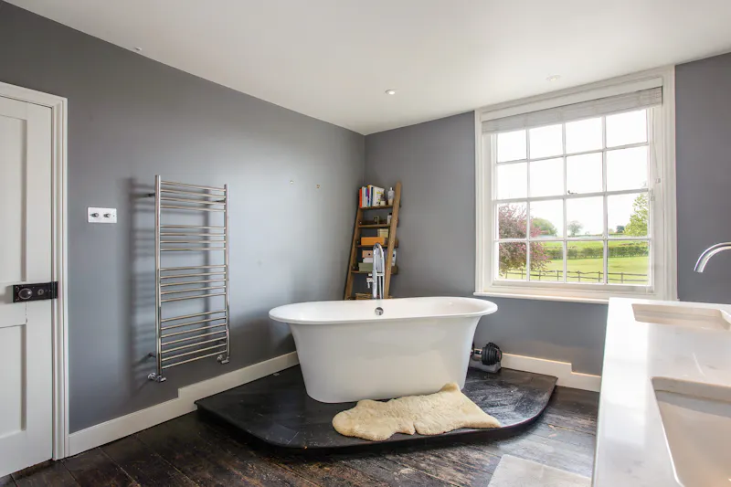 Bath - rolltop at Farm house near St Albans , L721 (photo 19)