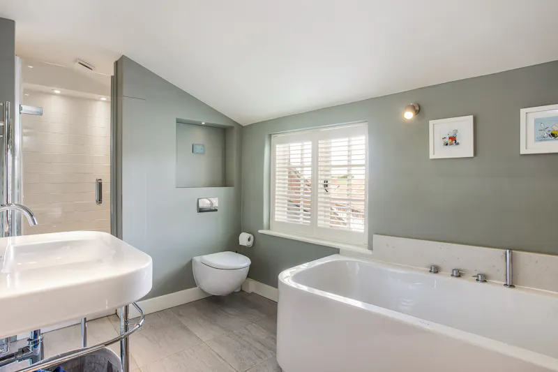 Bath at Farm house near St Albans , L721 (photo 25)