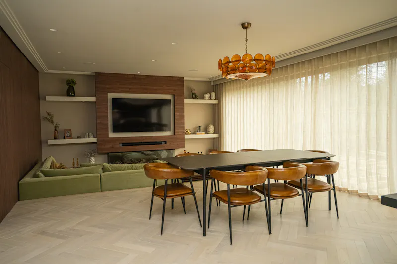 Open plan at Luxury Mill Hill home, D2804 (photo 9)