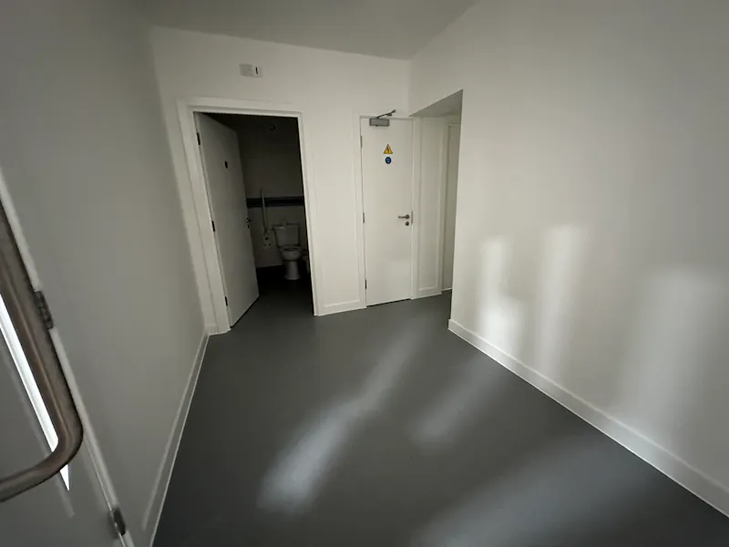 Bathroom at Versatile Brentford Studios, N560 (photo 9)