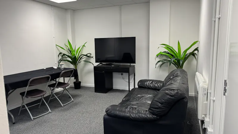 Sitting room at Versatile Brentford Studios, N560 (photo 8)