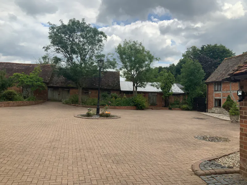 Courtyard at Cosy Warwickshire Barn House, L762 (photo 17)