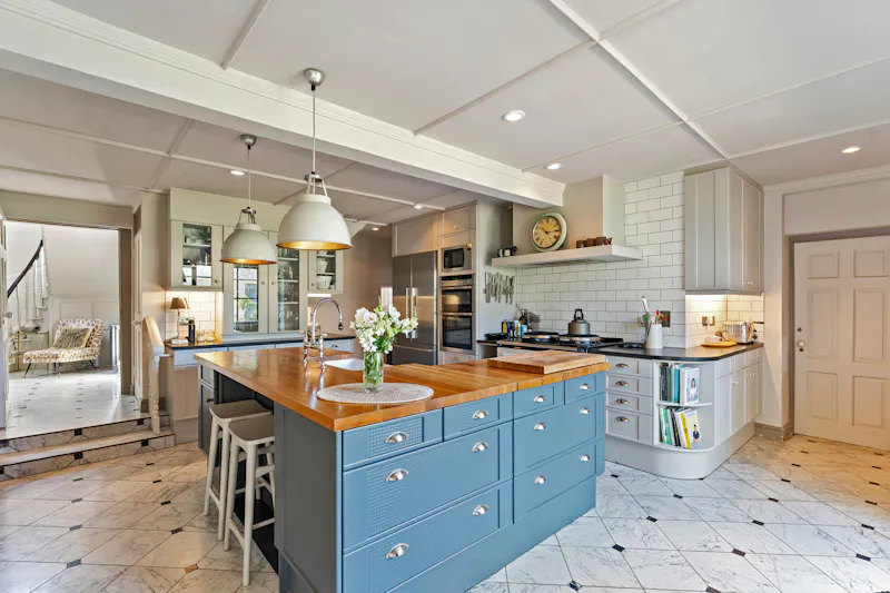 Kitchen island at Grand Country House Bayford, A1717 (photo 3)