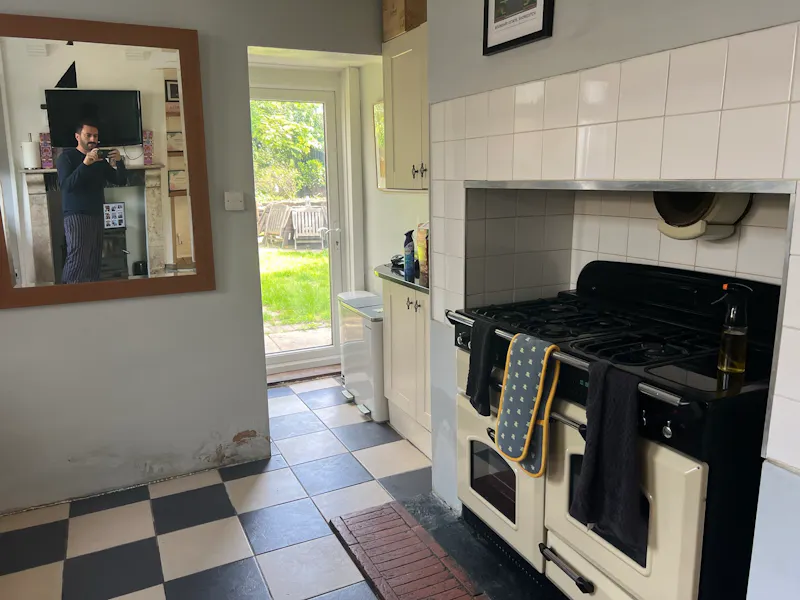 Floor - tiled at Adventurous Croydon Home , B2063 (photo 7)