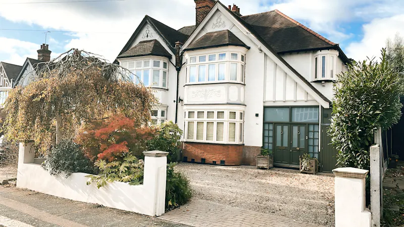 Driveway at Suburban Home Chingford, B2066 (photo 1)