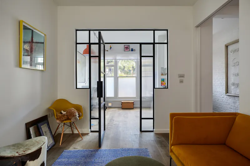 Classy Putney Townhouse, B2067 (photo 3)