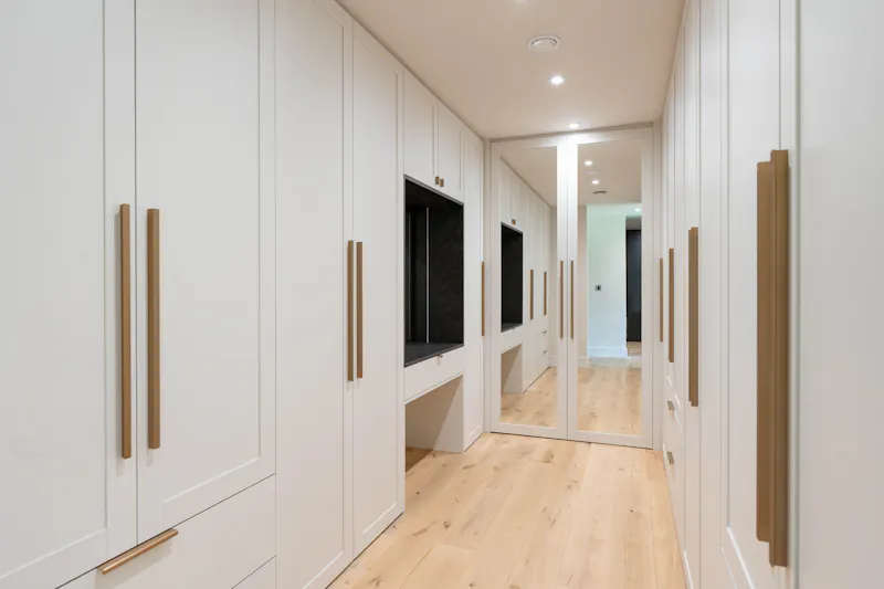 Dressing room at Oxfordshire Modern Mansion, D2808 (photo 31)