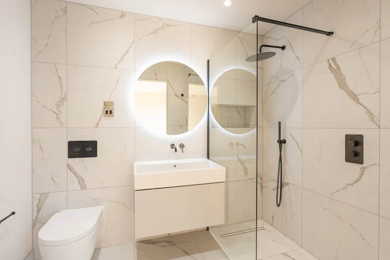 Bathroom at Oxfordshire Modern Mansion, D2808 (photo 38)