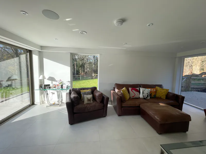 Floor - tiled at Oxfordshire Modern Mansion, D2808 (photo 4)